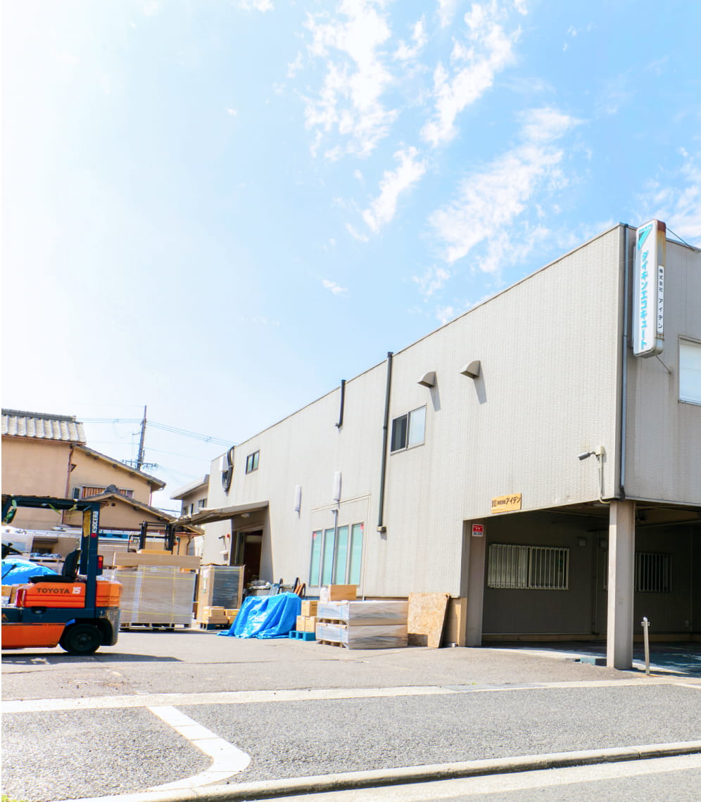 晴天の下、倉庫や事務所として使われる建物の外観が写っている