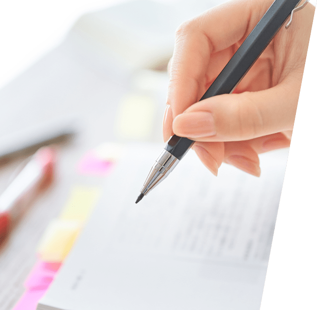 ノートにシャープペンシルで書き込みをしている手元のアップ